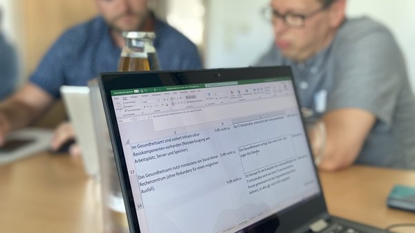  Teilnehmende beim Erarbeiten des Reifegradmodells vor Ort